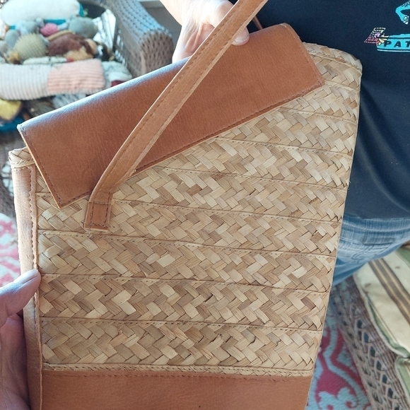 Vintage* Straw & Leatherette 1/4 Fold Handbag - Picture 2 of 10